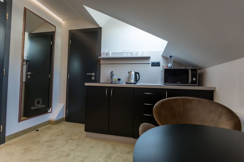 Business Studio Suite, 1 Twin Bed | Private kitchen | Mini-fridge, microwave, stovetop, coffee/tea maker