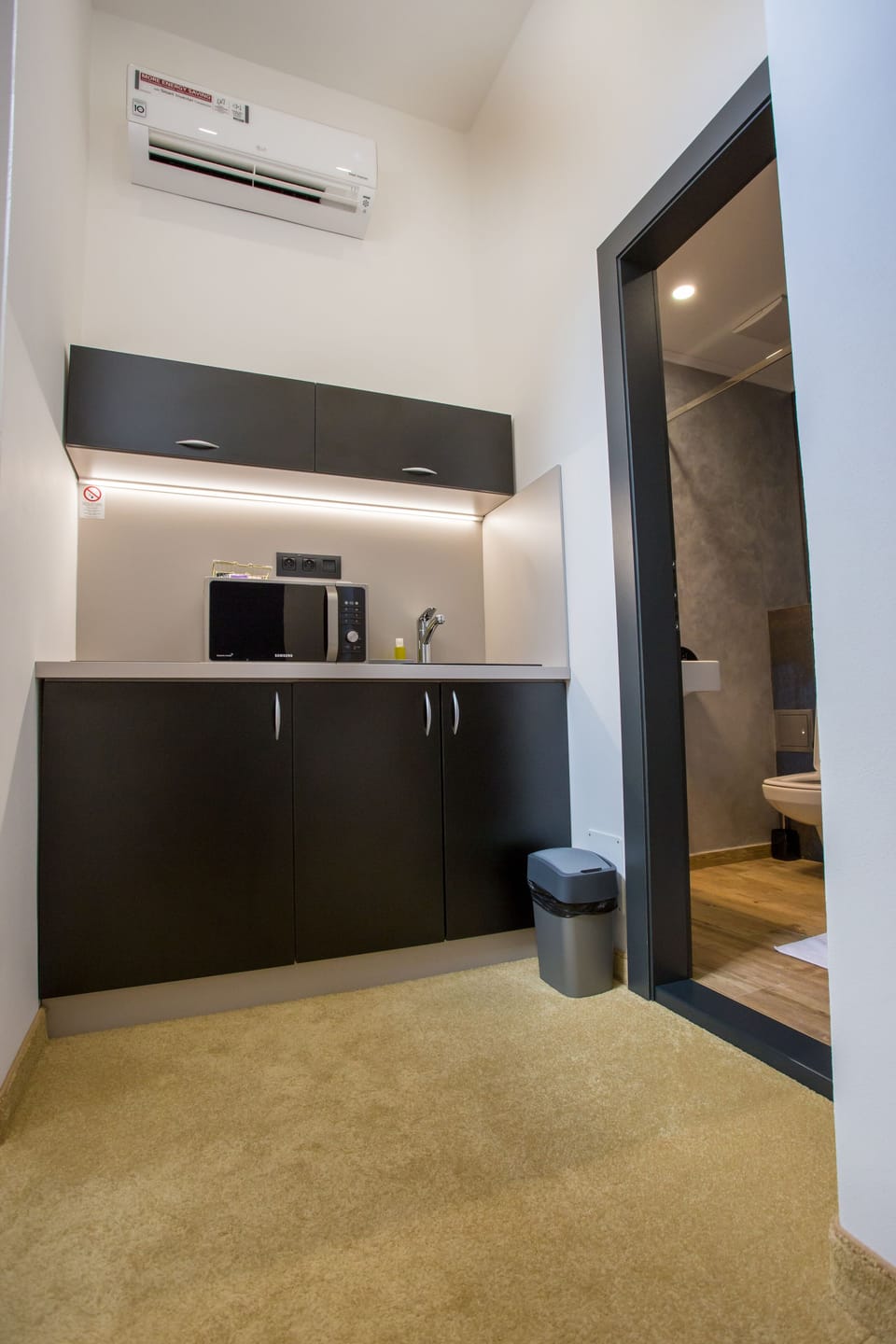 Economy Single Room | Private kitchenette | Mini-fridge, microwave, stovetop, coffee/tea maker