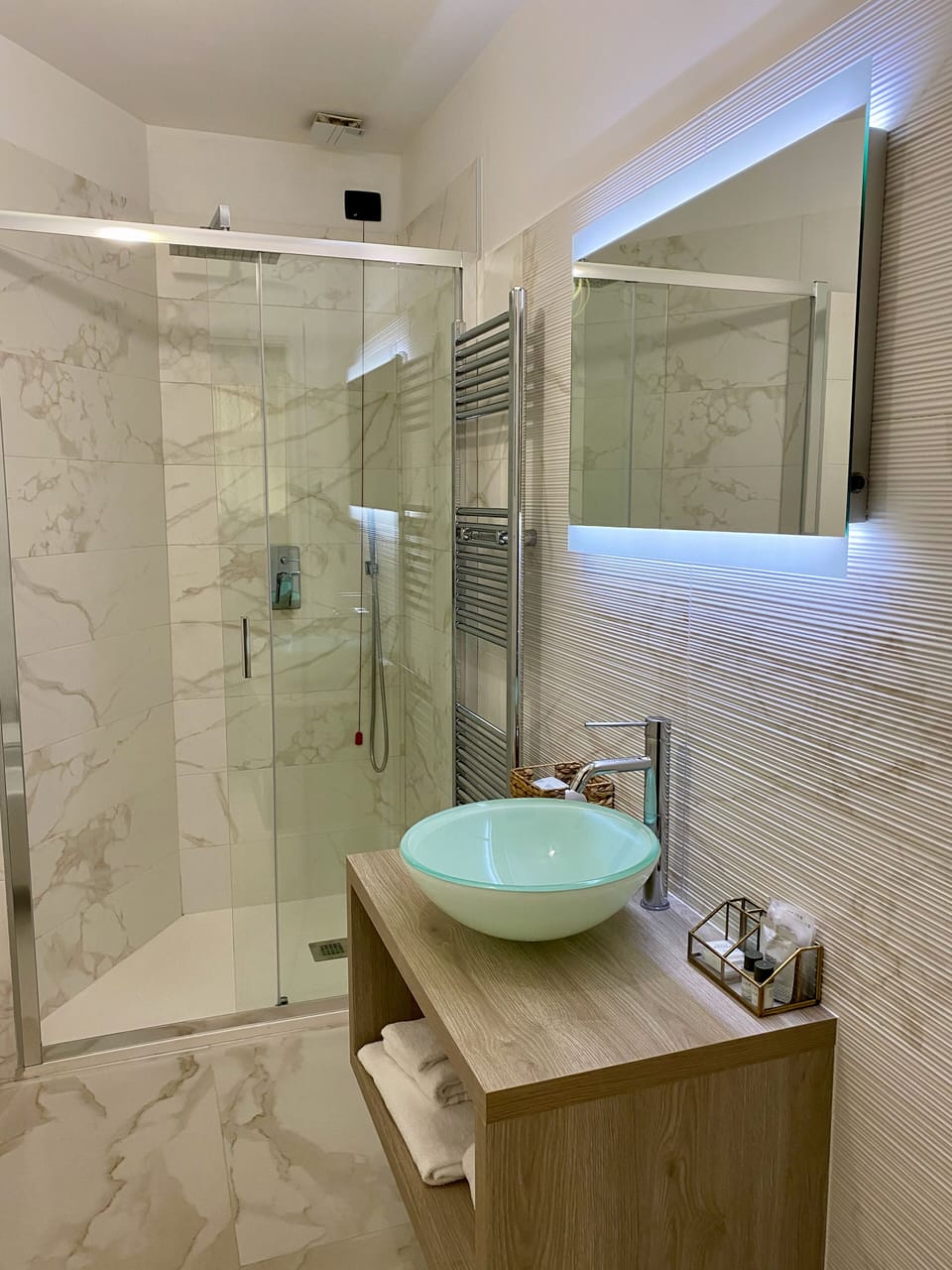 Shower, rainfall showerhead, free toiletries, hair dryer
