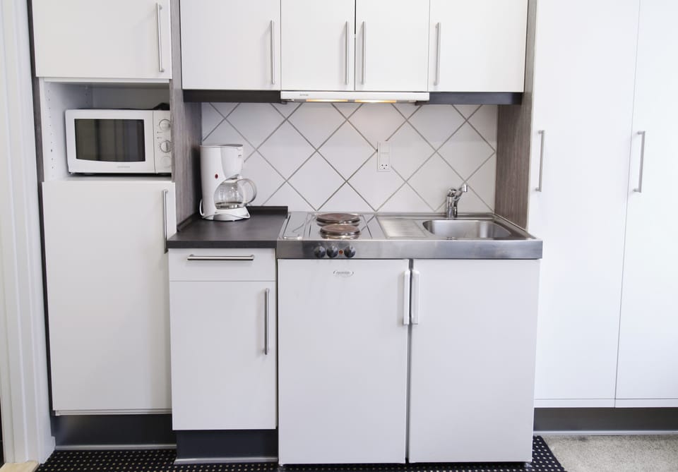 Room, 2 Twin Beds, Non Smoking, Kitchenette | Private kitchenette | Microwave, stovetop, electric kettle, toaster