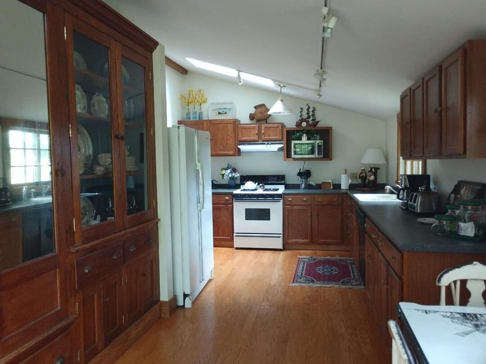 kitchen with all amenenties