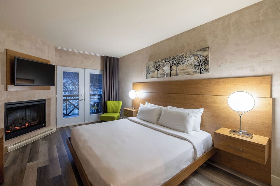 Privilege Room, 1 King Bed, Large European Shower | Minibar, in-room safe, desk, laptop workspace