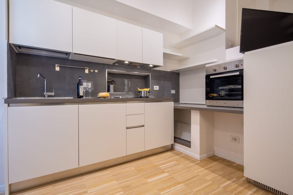 Comfort Apartment | Private kitchen | Fridge, oven, stovetop, cookware/dishes/utensils