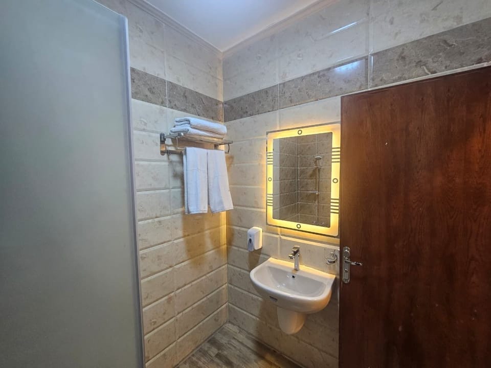 Standard Single Room, City View | Bathroom | Combined shower/tub, free toiletries, hair dryer, towels