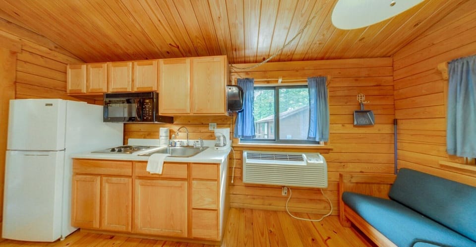 Cottage, Kitchenette | Private kitchen | Fridge, microwave, stovetop, coffee/tea maker