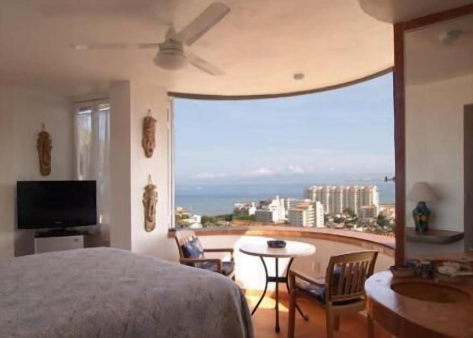 Minibar, in-room safe, individually decorated, individually furnished