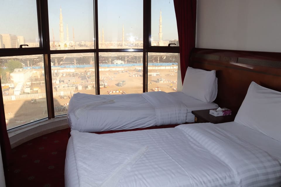 Standard Triple Room, 3 Bedrooms, City View (Haram View) | Desk, WiFi (free), bed sheets