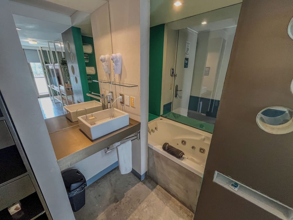 Premium Studio | Bathroom | Shower, rainfall showerhead, eco-friendly toiletries