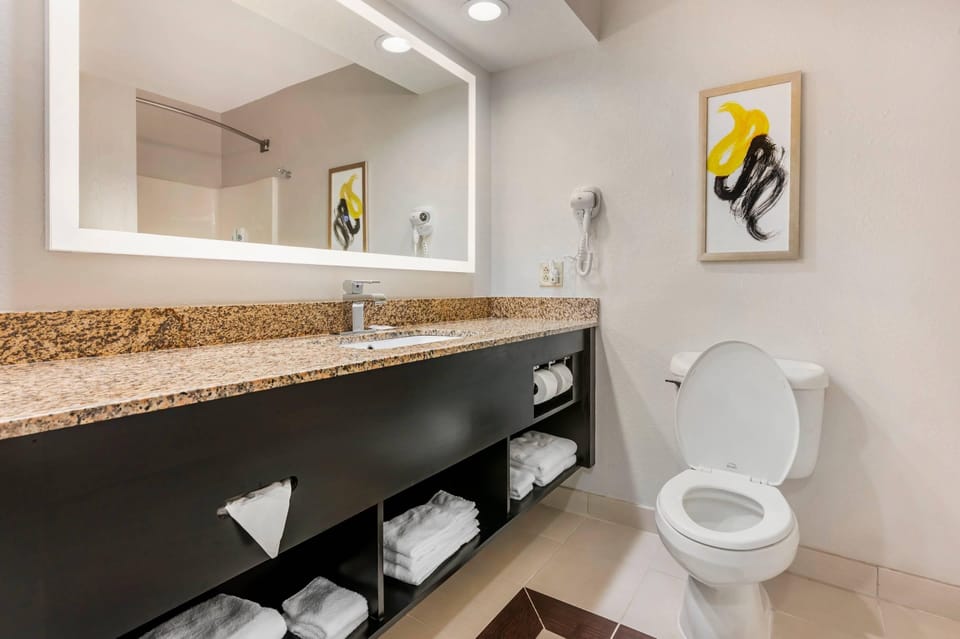 Suite, Multiple Beds, Non Smoking | Bathroom | Combined shower/tub, free toiletries, hair dryer, towels