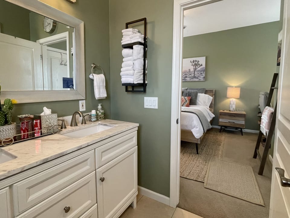 The spacious ensuite is perfect for couples, as a bridal or honeymoon suite. 