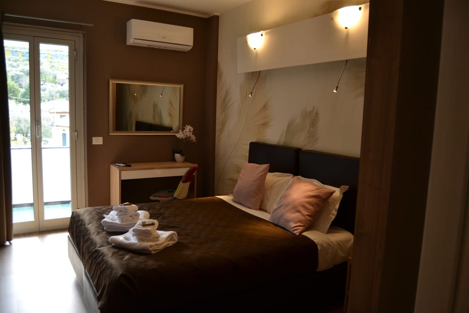 Double or Twin Room | Minibar, in-room safe, desk, blackout drapes