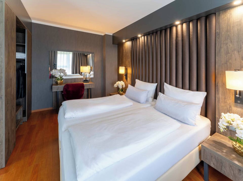 Hypo-allergenic bedding, in-room safe, desk, blackout drapes