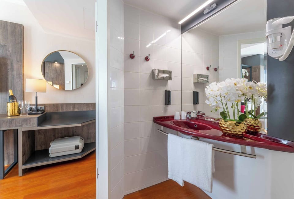 Shower, free toiletries, hair dryer, towels