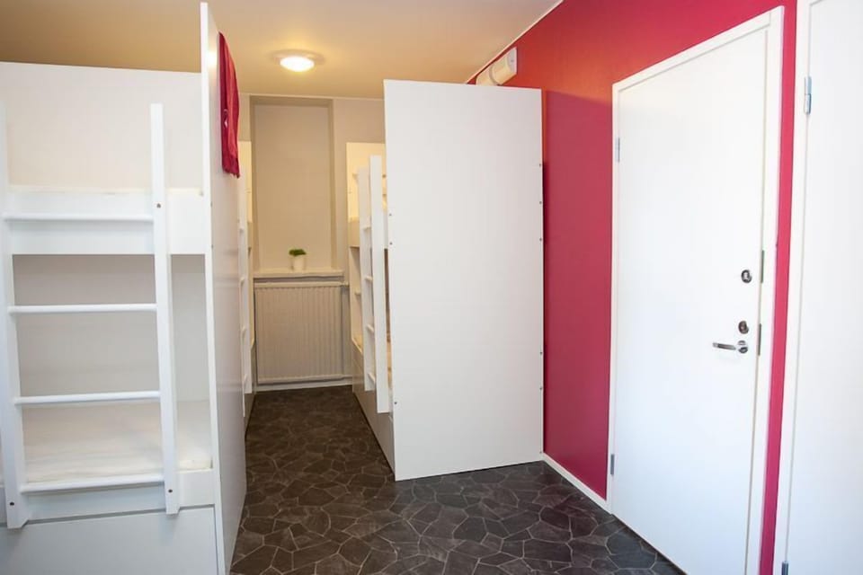 Shared Dormitory, Mixed Dorm (10 Beds) | Hypo-allergenic bedding, iron/ironing board, free WiFi, bed sheets