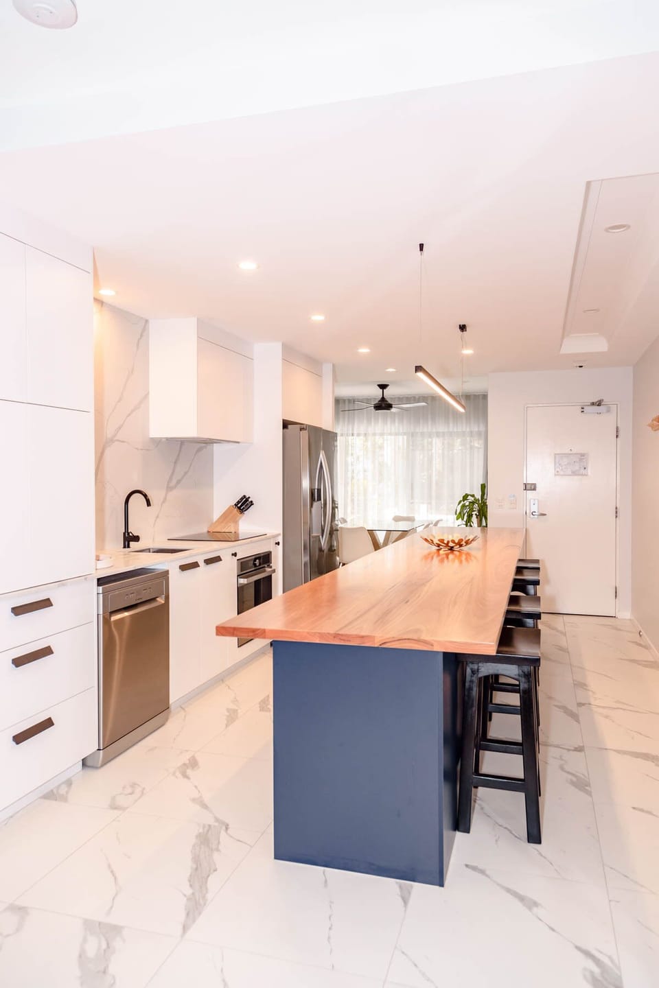 Full-size fridge, microwave, oven, stovetop