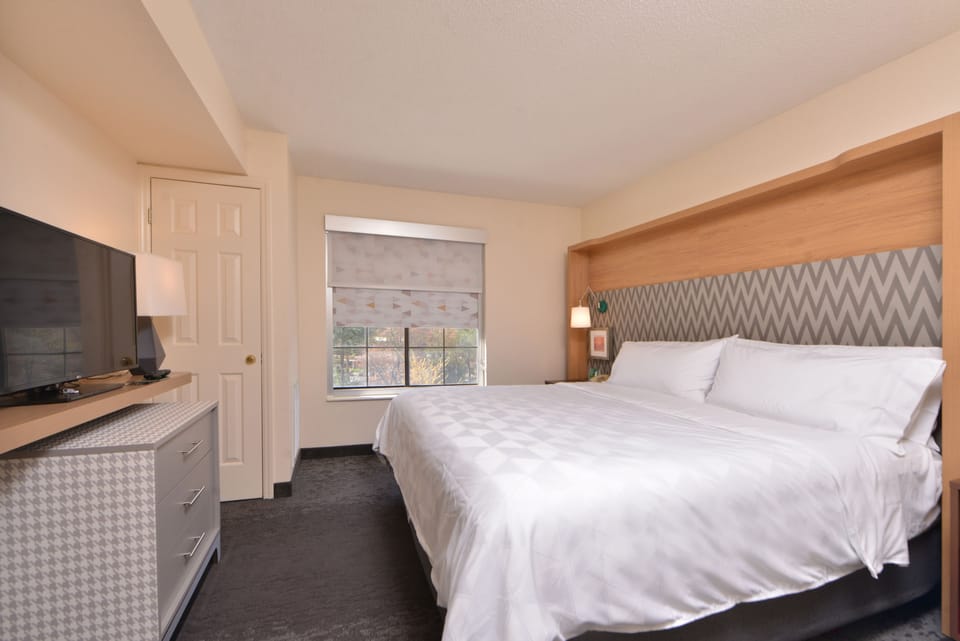 9 bedrooms, Egyptian cotton sheets, premium bedding, pillowtop beds