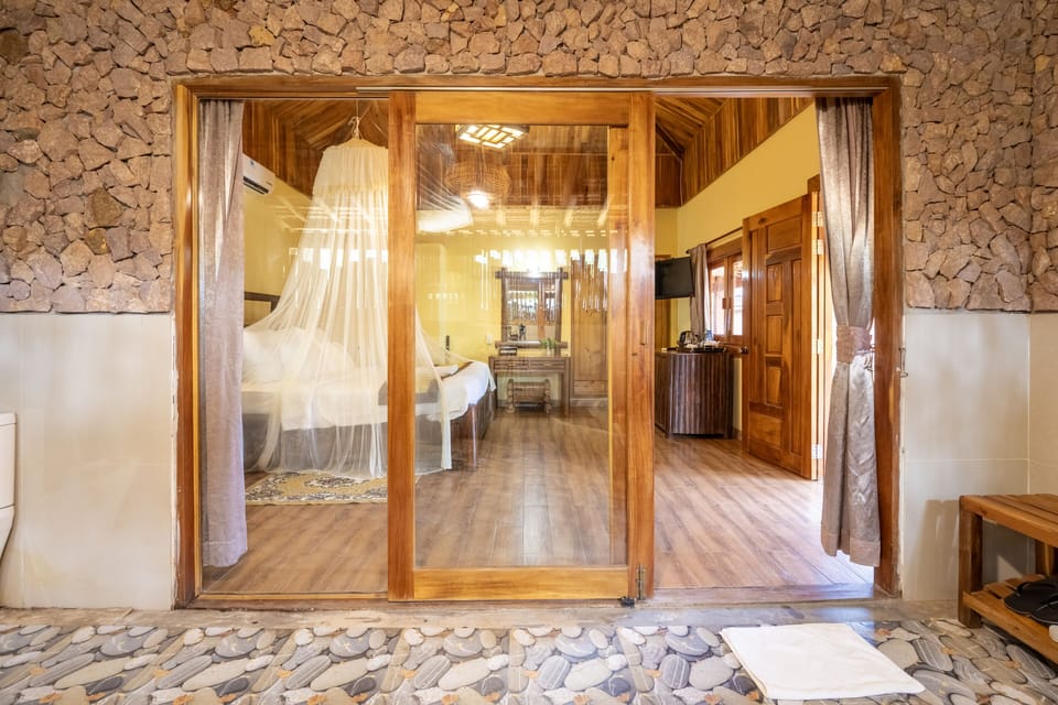 Deluxe Room, Garden View | Bathroom | Deep soaking tub, designer toiletries, hair dryer, bathrobes