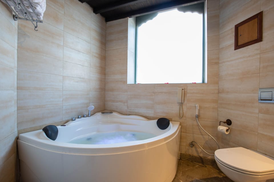 Heritage Suite 10% on food & beverage and spa | Bathroom | Combined shower/tub, jetted tub, free toiletries, hair dryer