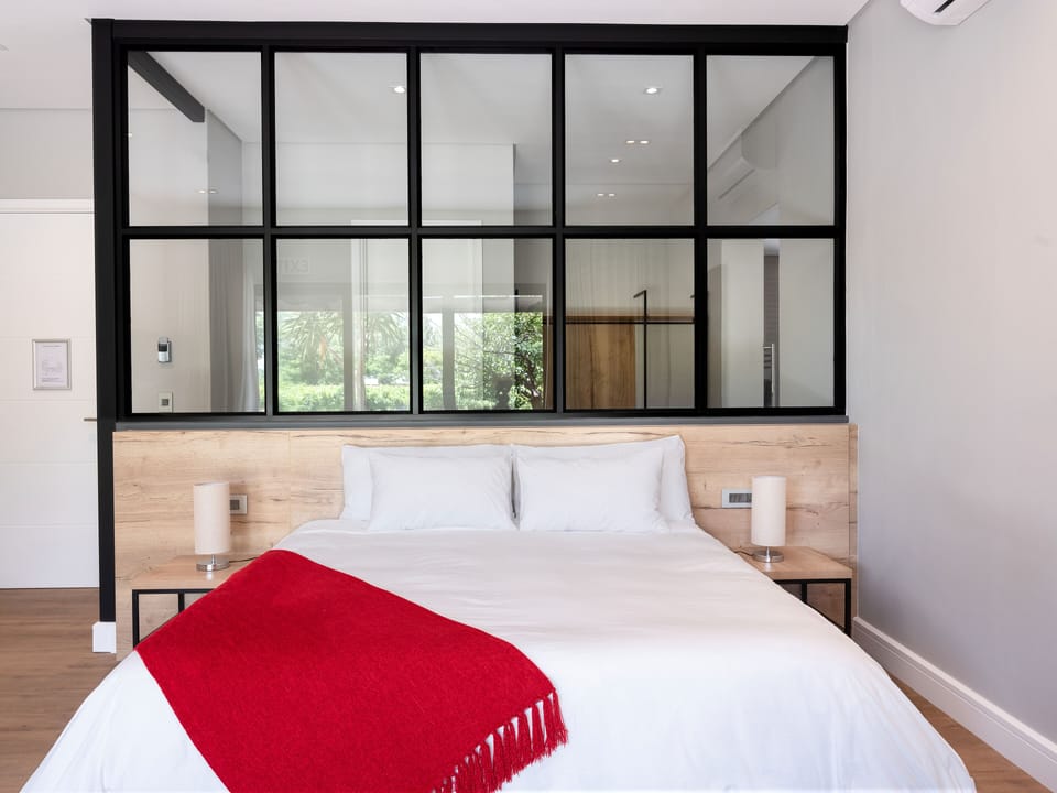 Suite (Lynx) | Hypo-allergenic bedding, free minibar, in-room safe