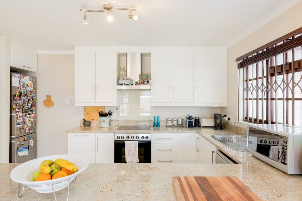 Full-size fridge, microwave, oven, stovetop