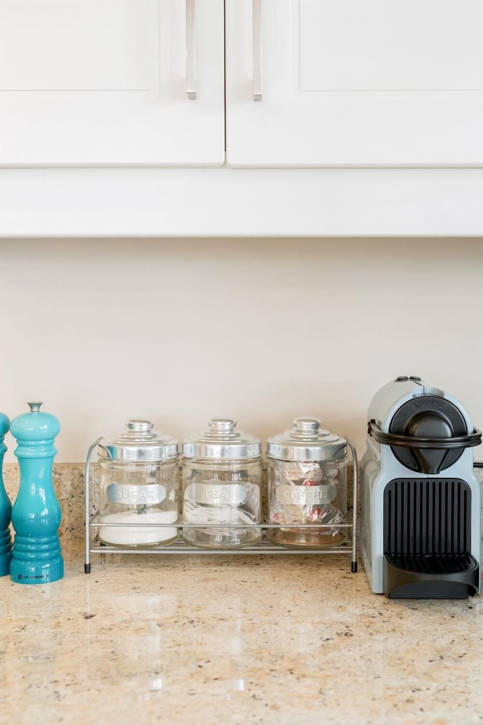 Full-size fridge, microwave, oven, stovetop