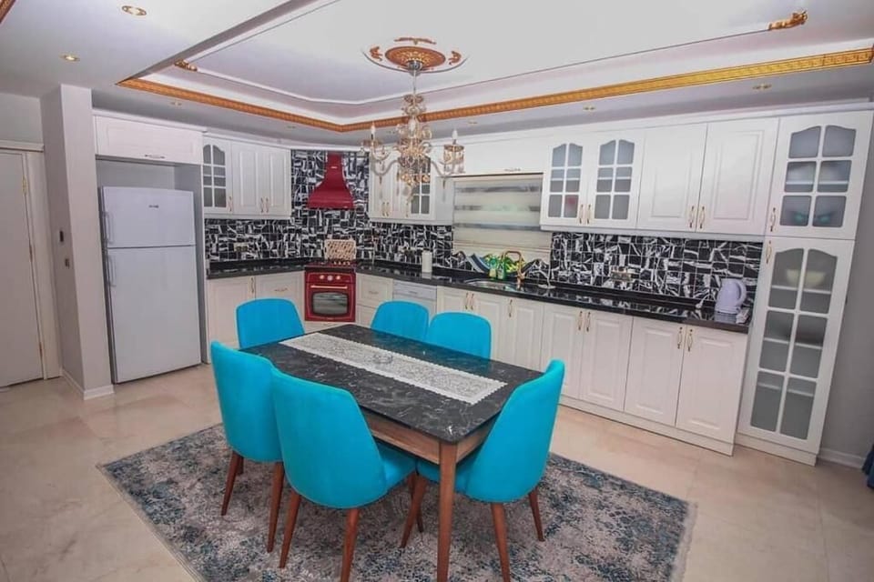 Full-size fridge, oven, stovetop, dishwasher