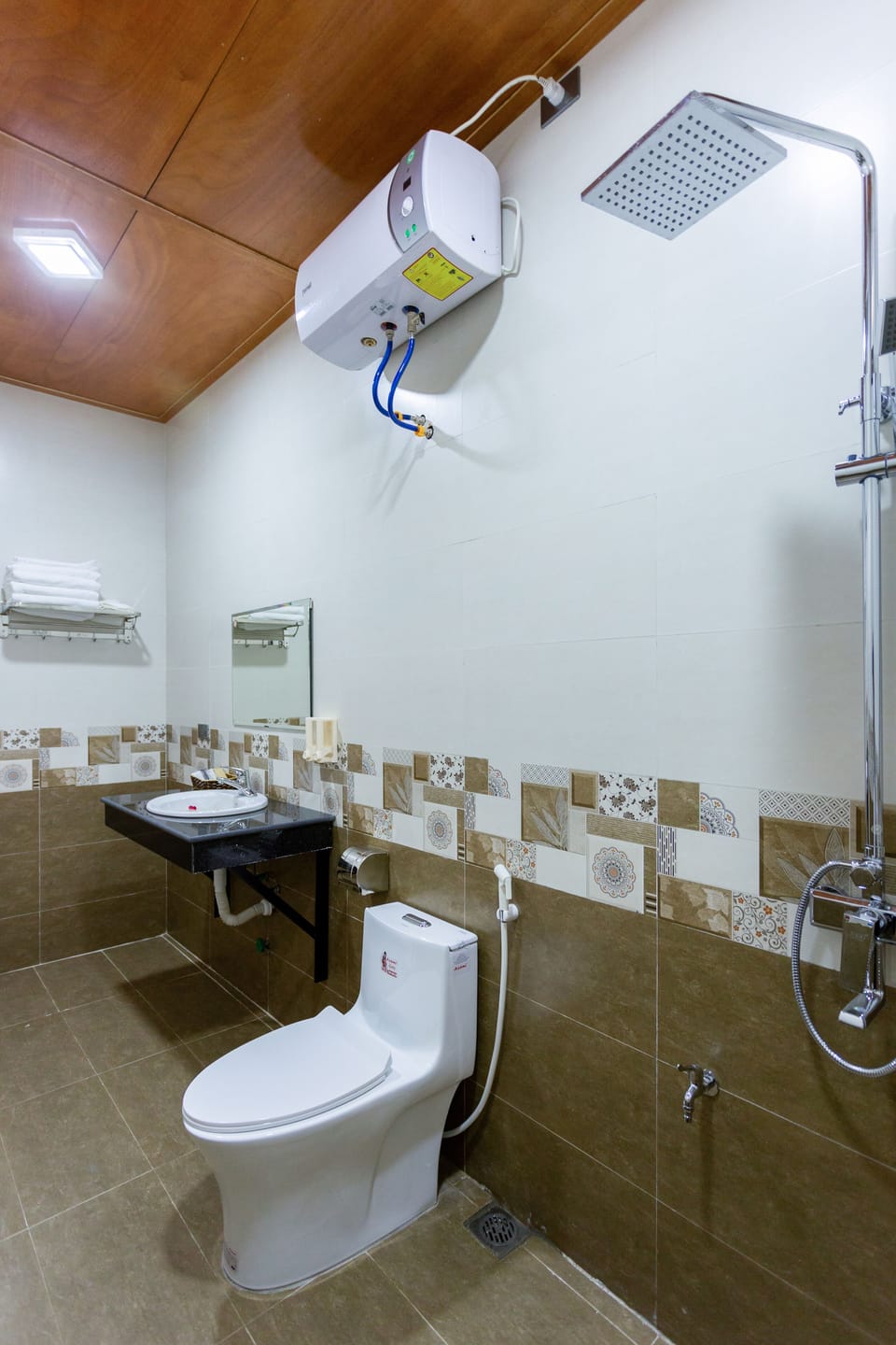 Shower, hydromassage showerhead, free toiletries, hair dryer