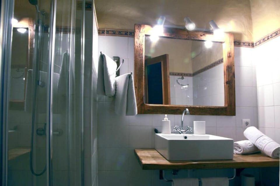 Studio | Bathroom | Shower, rainfall showerhead, hair dryer, towels
