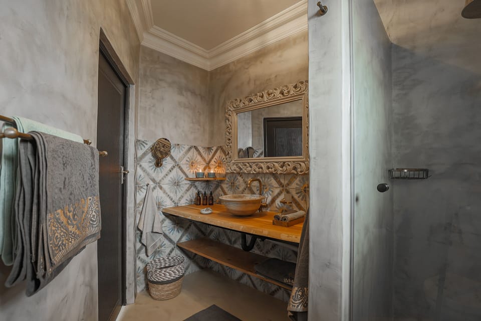 Mountain view room | Bathroom | Shower, rainfall showerhead, free toiletries, hair dryer