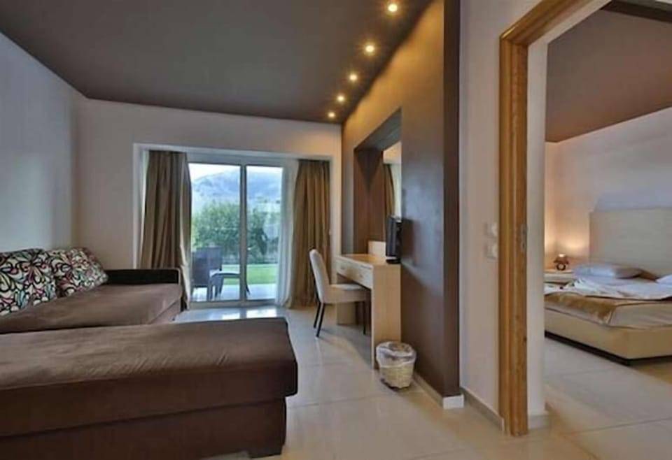 2 Space Suite | In-room safe, free cribs/infant beds, bed sheets