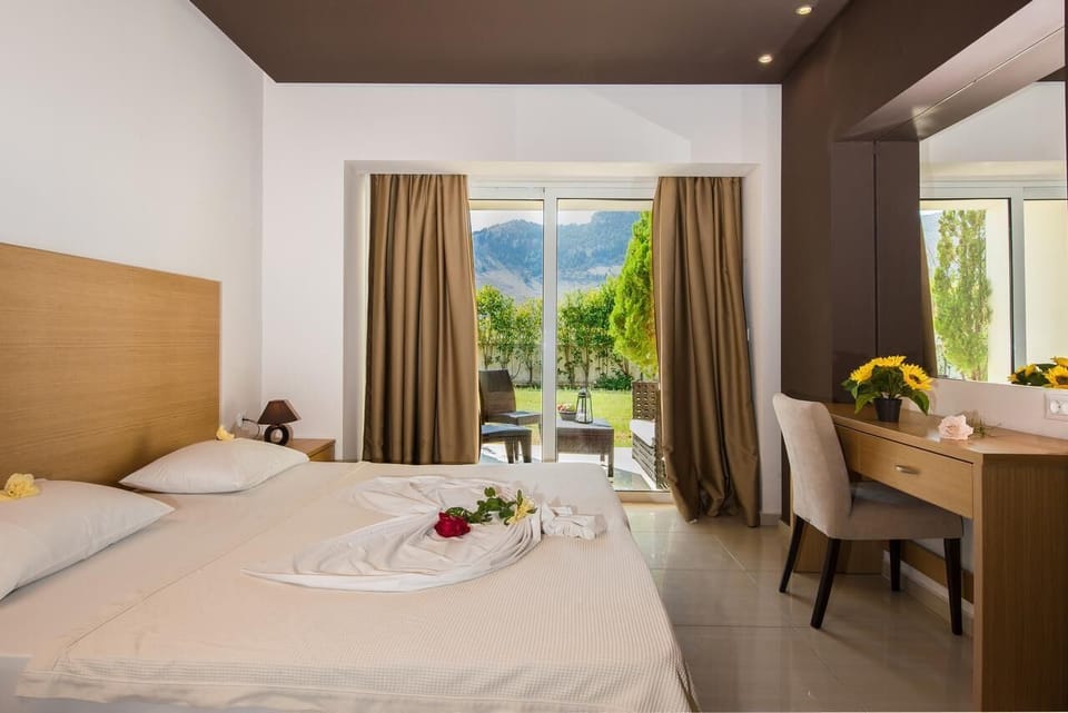 Premium Double or Twin Room | In-room safe, free cribs/infant beds, bed sheets