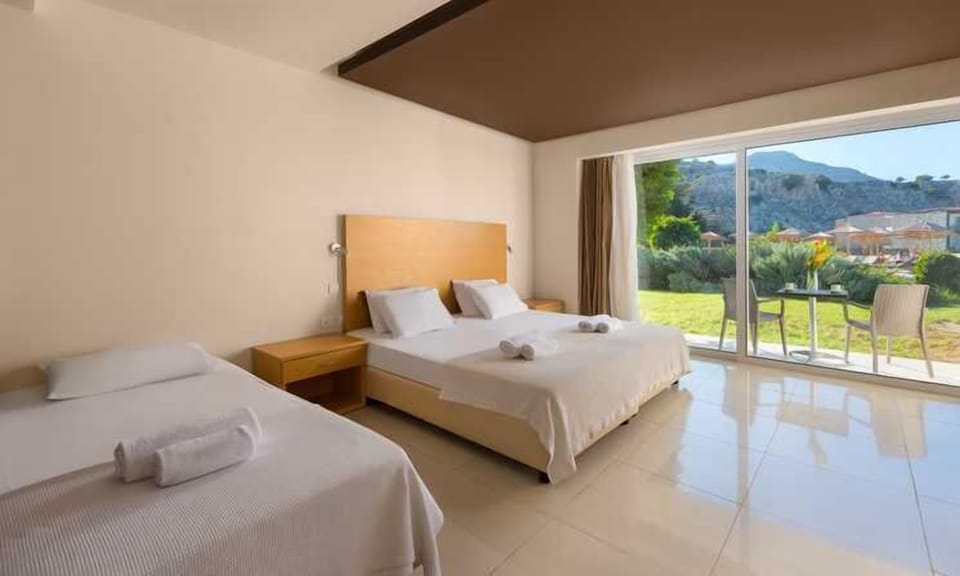 Family Room with Twin and / or bunked beds | In-room safe, free cribs/infant beds, bed sheets