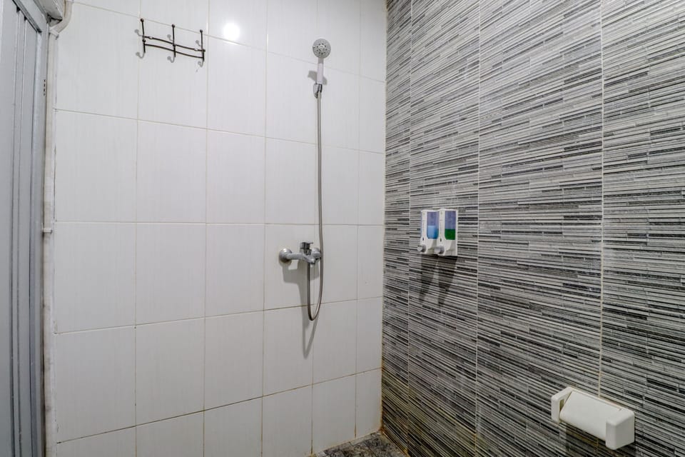 Deluxe Studio | Bathroom | Shower, towels