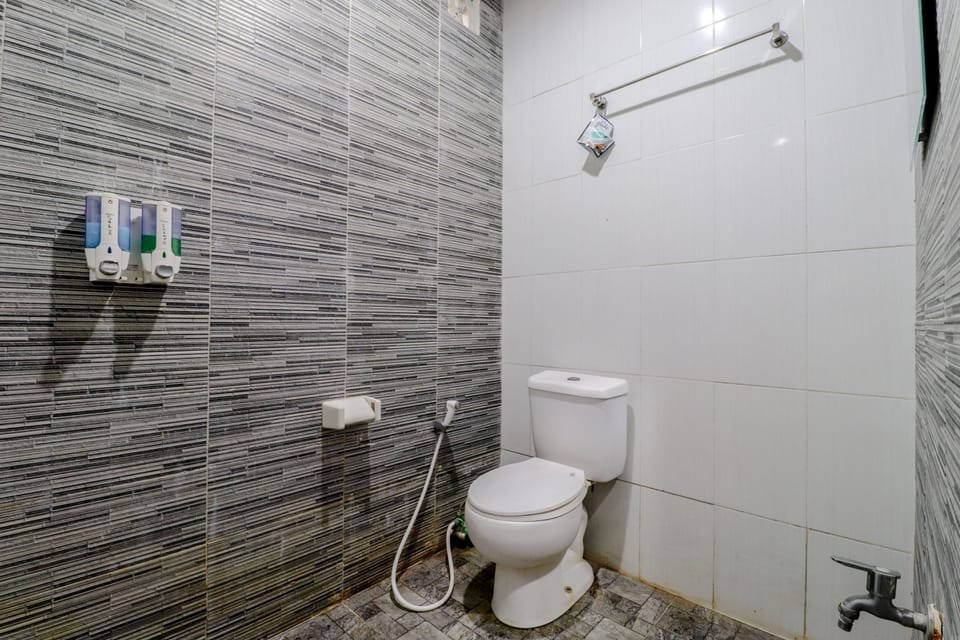 Deluxe Studio | Bathroom | Shower, towels