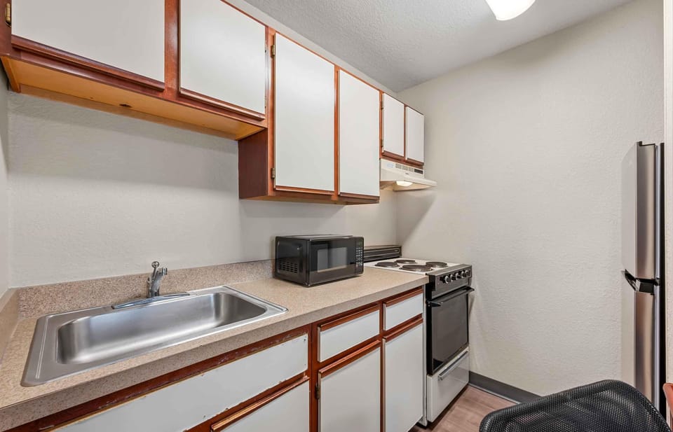 Studio, 1 Queen Bed, Non Smoking | Private kitchen | Fridge, microwave, stovetop, cookware/dishes/utensils