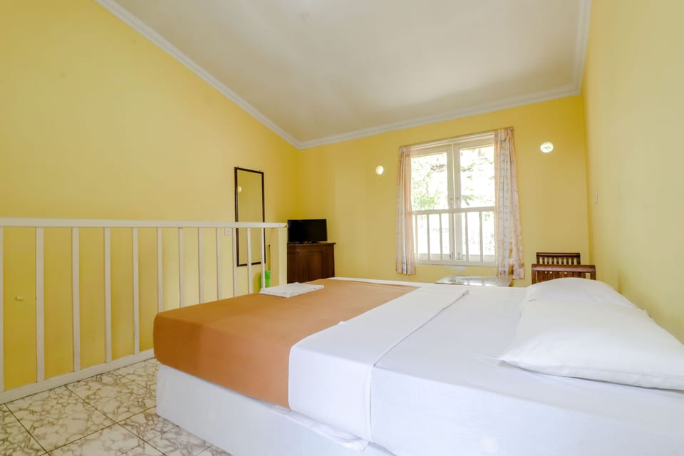 Standard Double Room | Desk, bed sheets