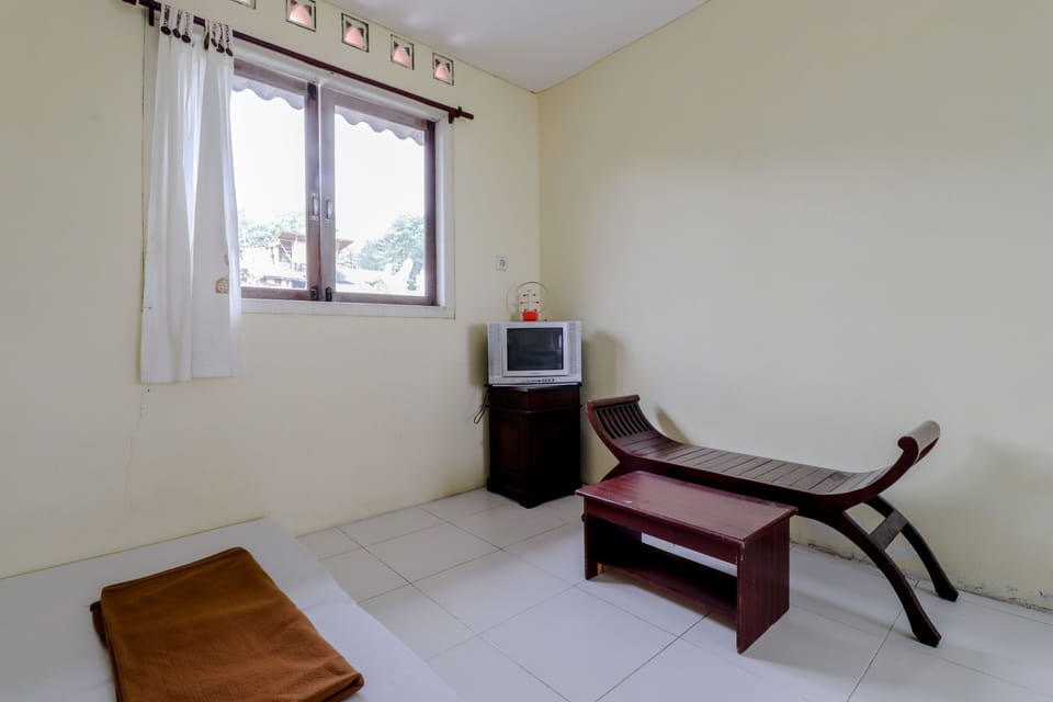 Family Room | Desk, bed sheets