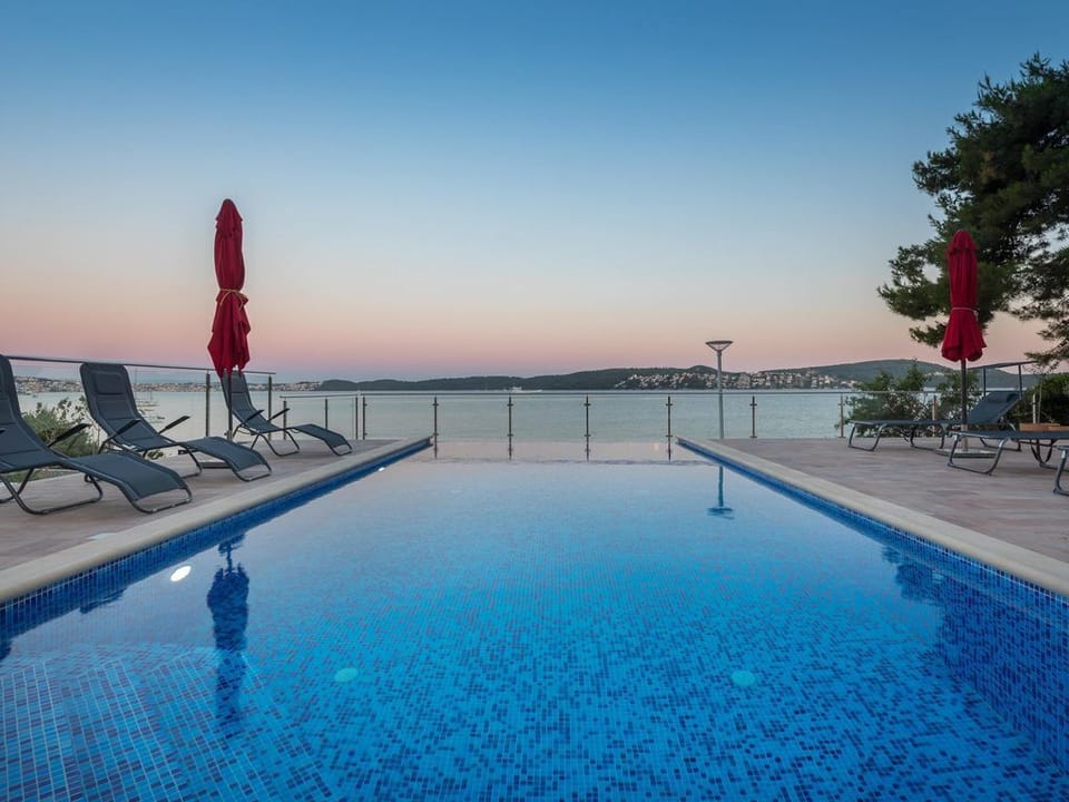 Brand new (2019) infinity pool with hydromassage