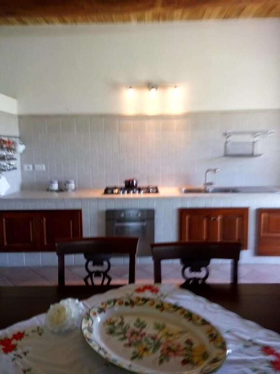 Full-size fridge, oven, stovetop, dishwasher