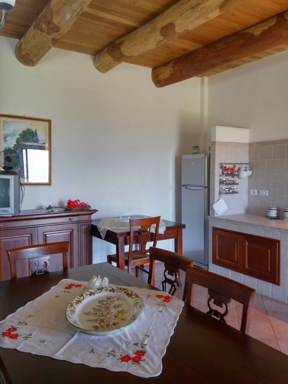 Full-size fridge, oven, stovetop, dishwasher