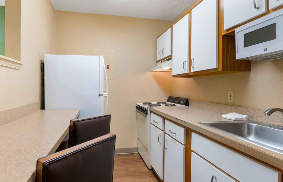 Deluxe Studio, 1 Queen Bed with Sofa bed, Non Smoking | Private kitchen | Coffee/tea maker, full-size fridge, microwave, oven