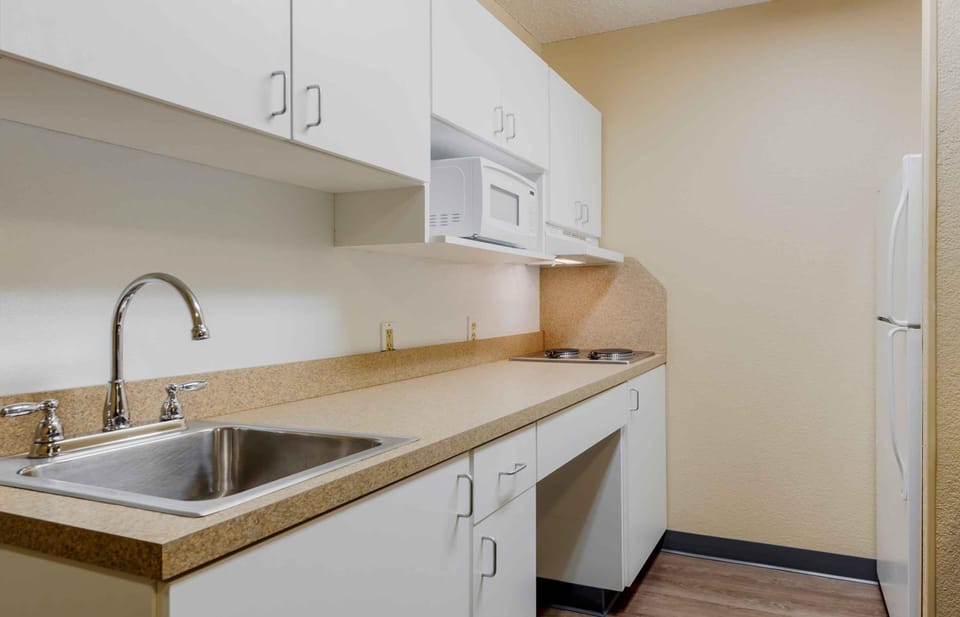 Coffee/tea maker, full-size fridge, microwave, oven