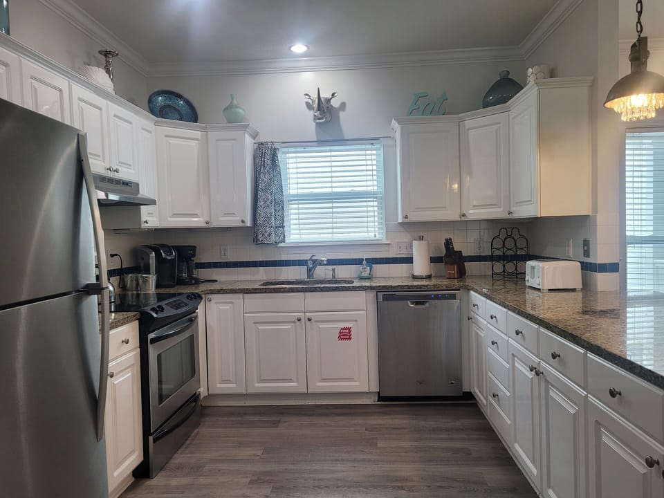 Plenty of space for all of the cooks to be in the kitchen!