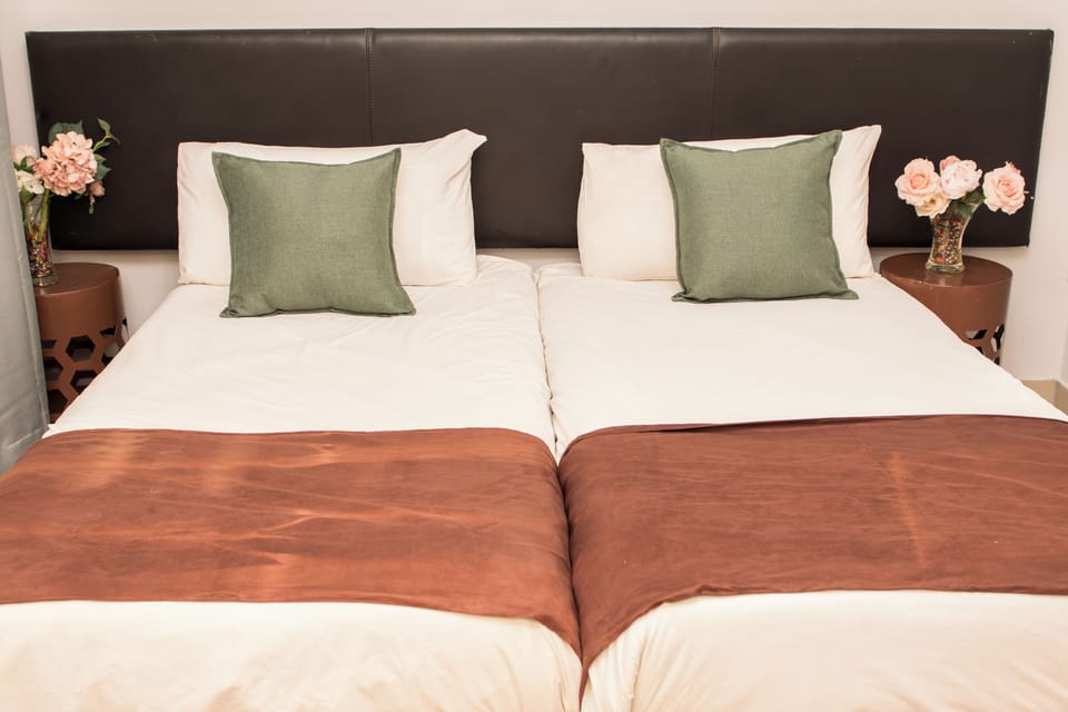 Basic Single Room, 1 Queen Bed | Iron/ironing board, free WiFi, bed sheets