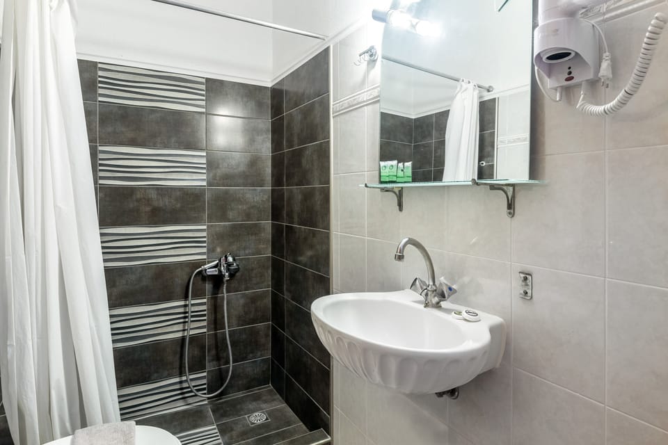 Double or Twin with Meteora View | Bathroom | Deep soaking tub, towels