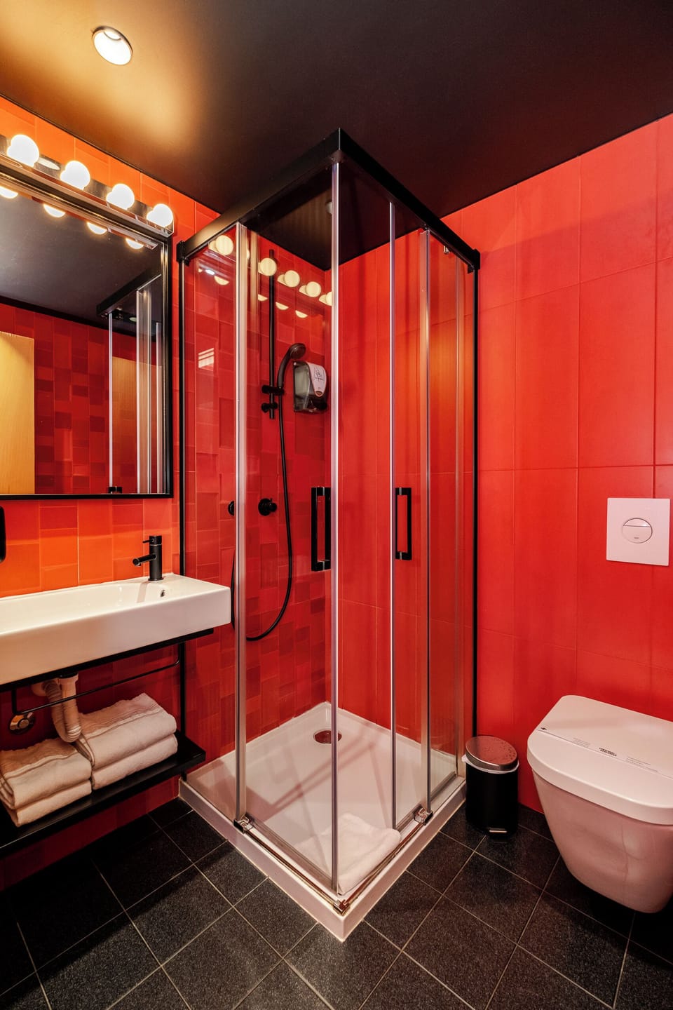 Combined shower/tub, rainfall showerhead, free toiletries, towels