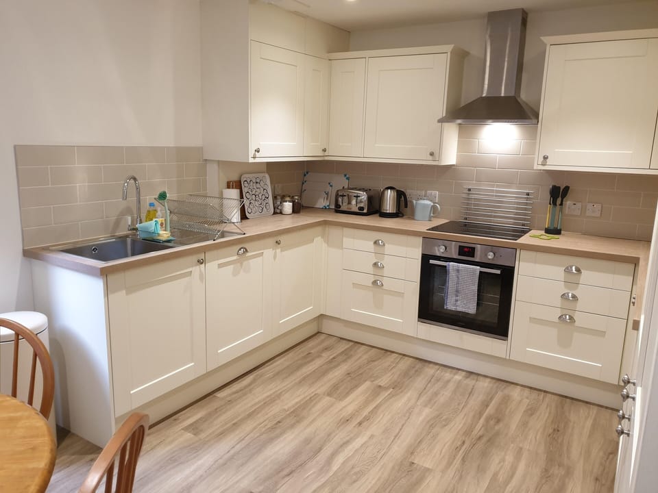 Full-size fridge, microwave, oven, stovetop