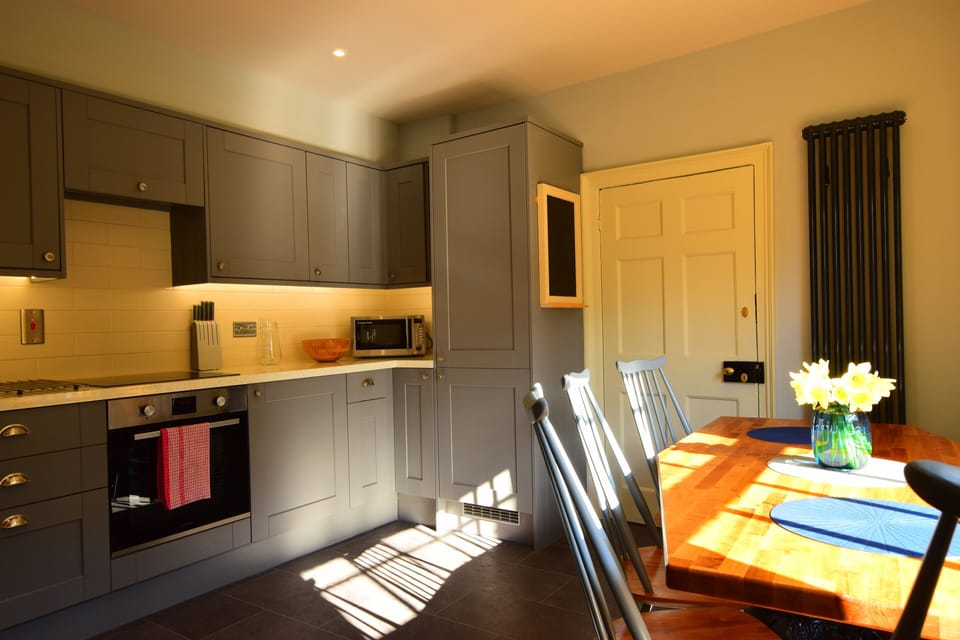 House, 4 Bedrooms | Private kitchen | Fridge, microwave, oven, stovetop