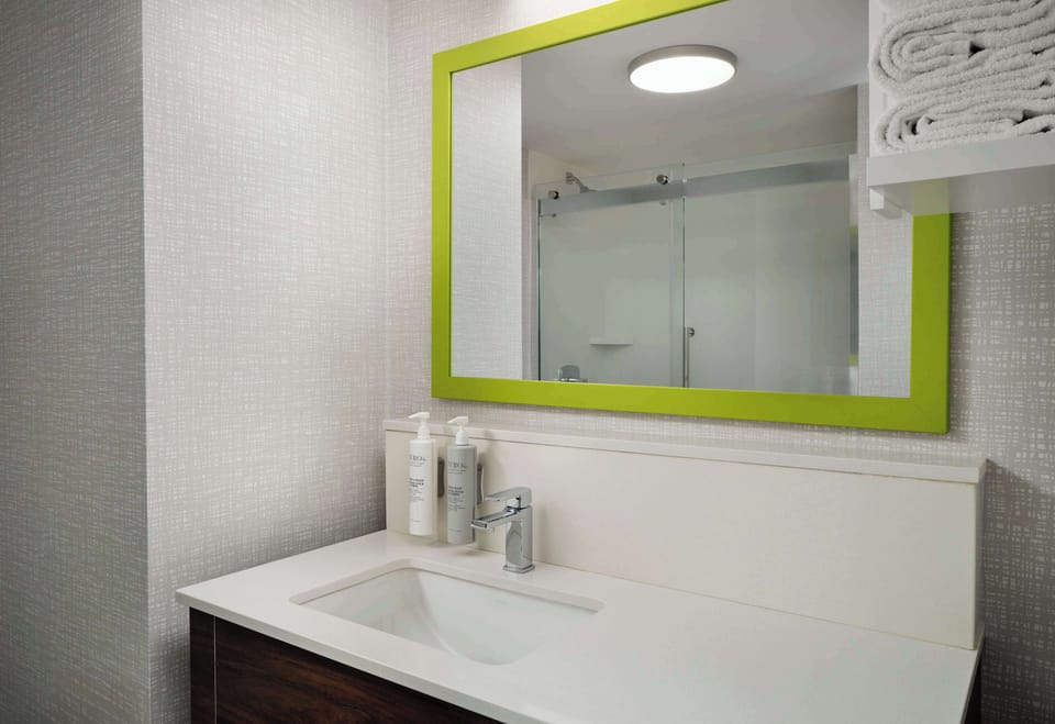 Combined shower/tub, designer toiletries, hair dryer, towels