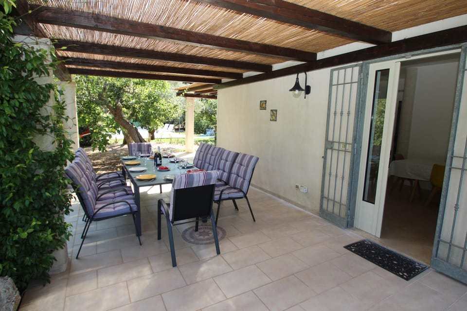 Al fresco dining for 10 outside the main kitchen under the gazebo.